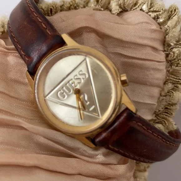 Vintage Guess watch with leather strap - Picture 1 of 12